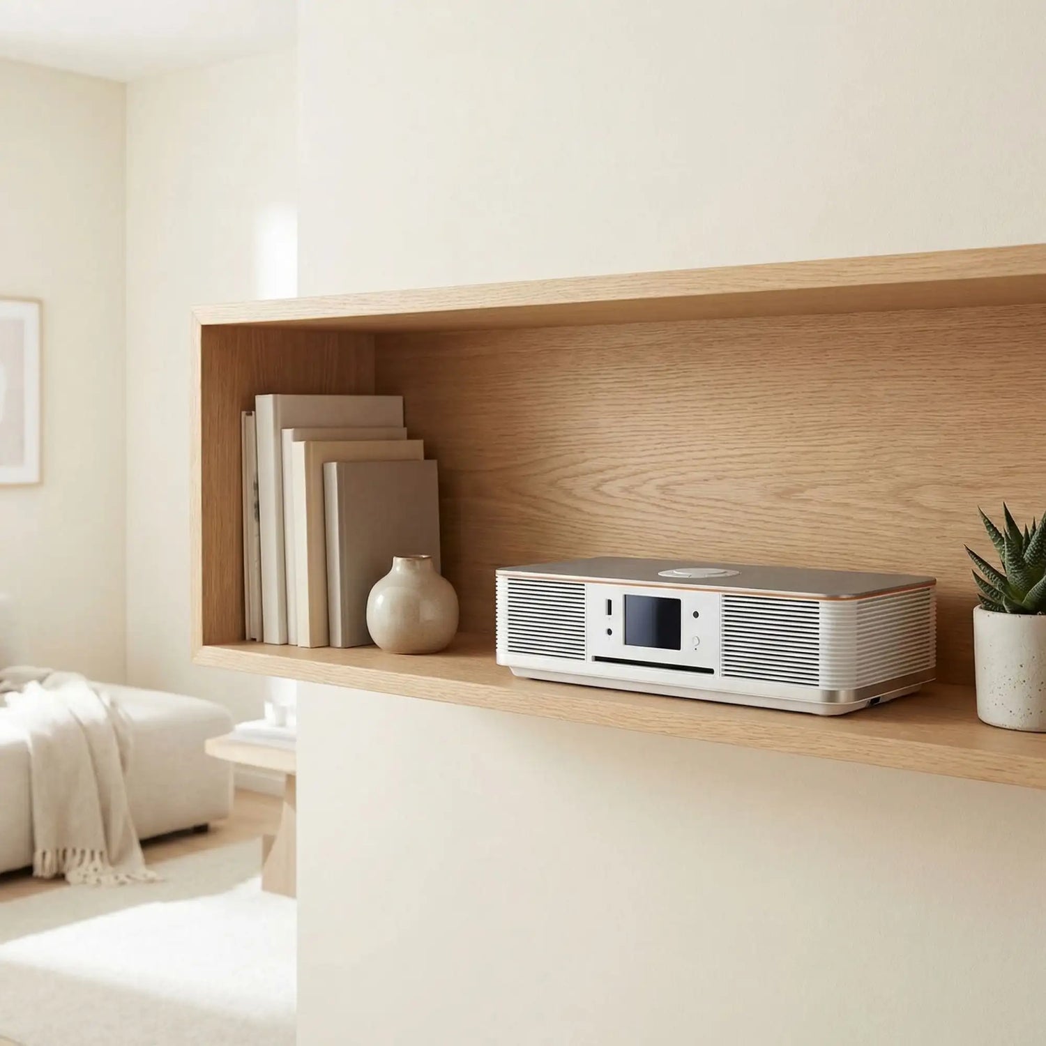 Moderne Soundbar in Weiß mit Holzoptik und schlankem, minimalistischen Design.